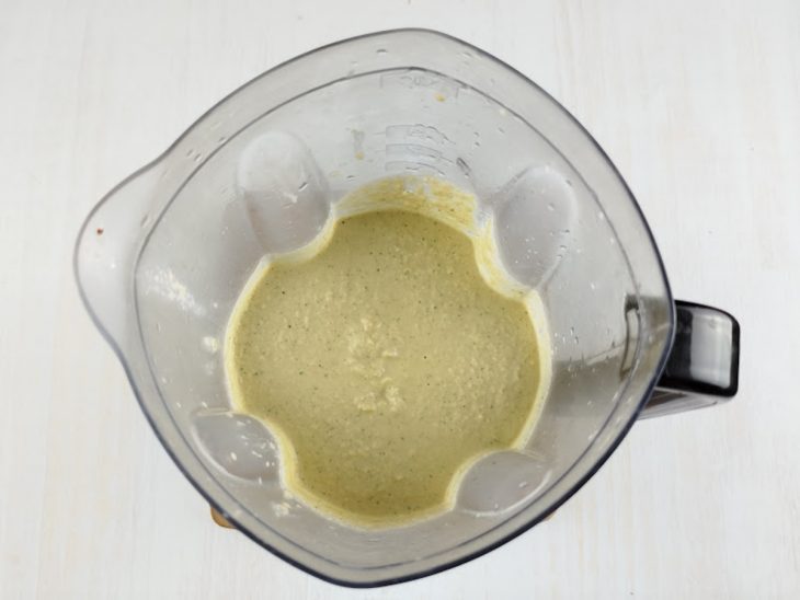 Ainda no liquidificador, são adicionados a cebola picada, o coentro e cerca de 1 xícara de chá de água.