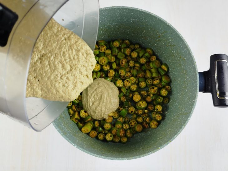 Mistura do liquidificador adicionada a panela com os quiabos refogados.