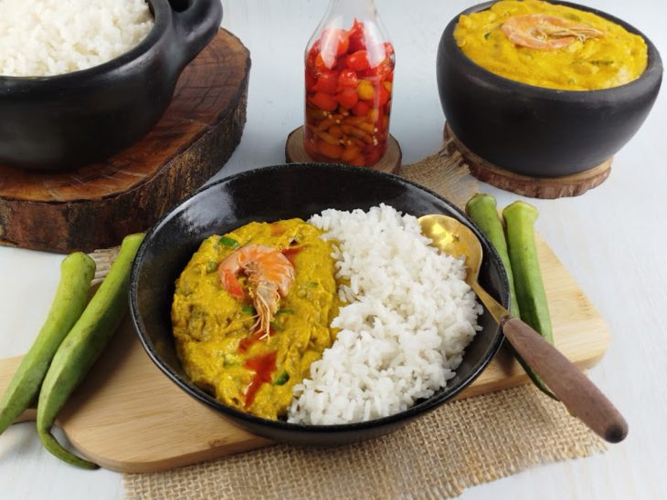 Caruru pronto, servido em prato com arroz branco.