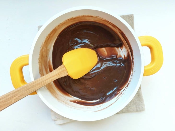 Panela com brigadeiro no ponto.