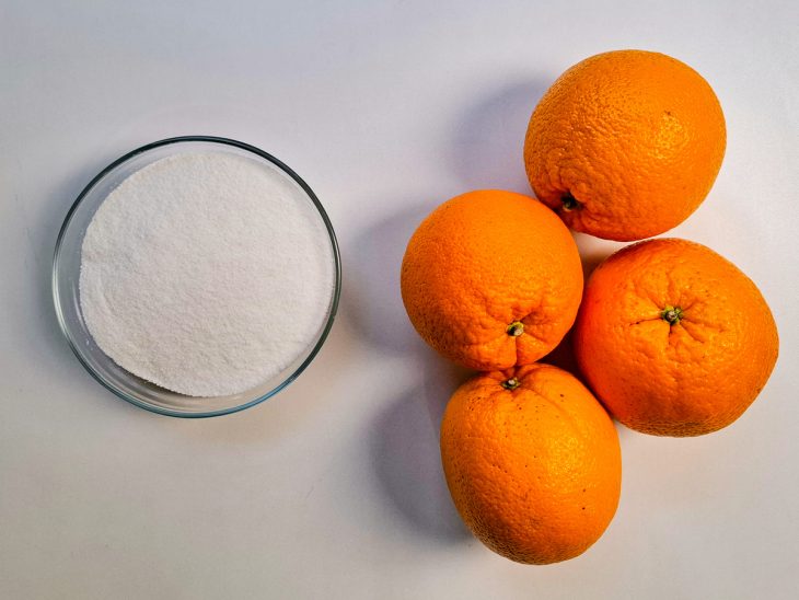 ingredientes para preparo de laranja cristalizada separados.