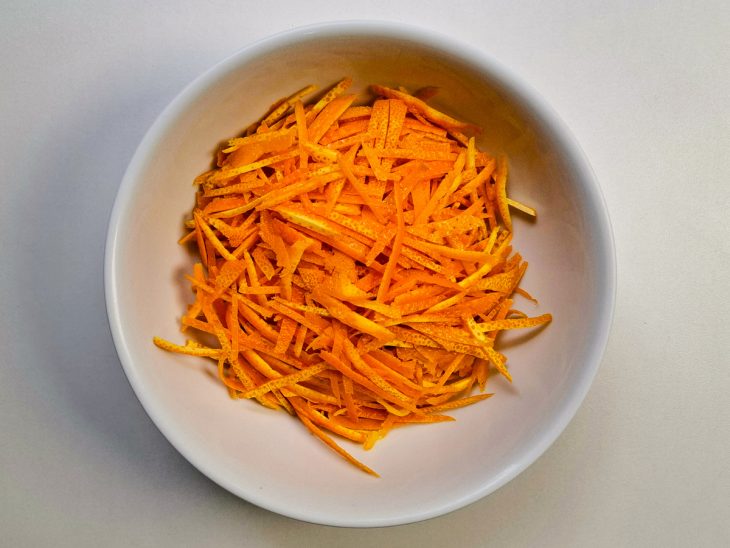 casca de laranja fatiada.