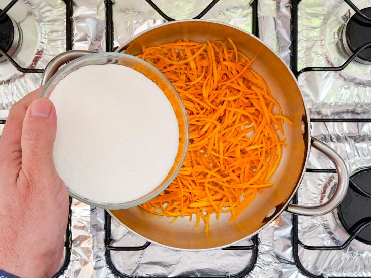 açúcar adicionado a casca de laranja.