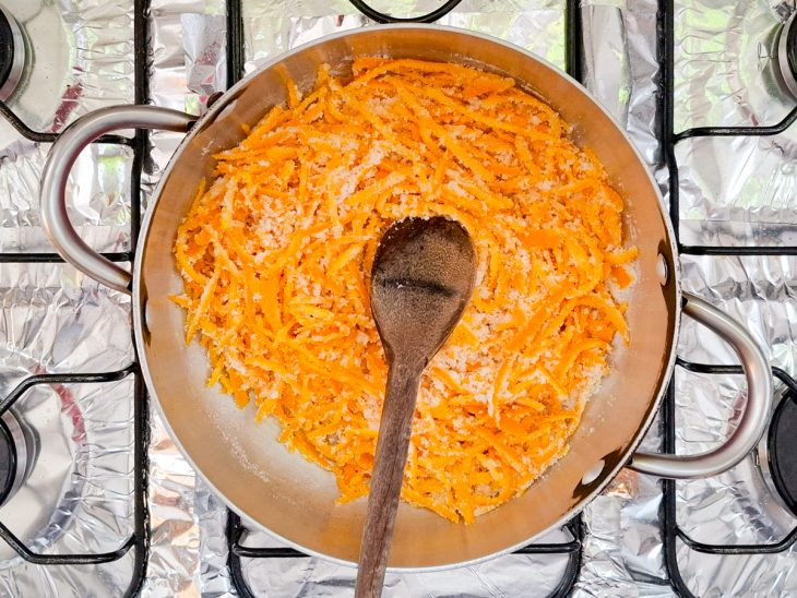 casca de laranja cristalizada com açúcar.