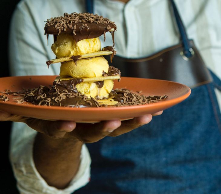 Cascata de chocolate com sorvete