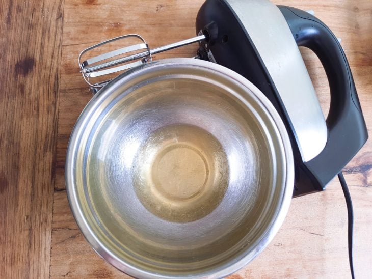 Uma tigela de batedeira com as claras.