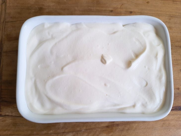Travessa com creme de gemas, Bis e o creme com claras.