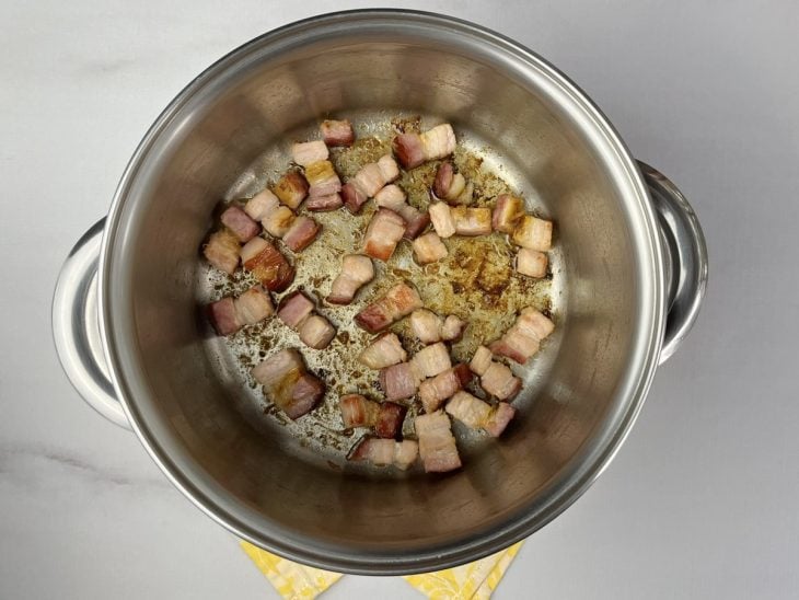 Uma panela com pedacinhos de bacon a dourar.