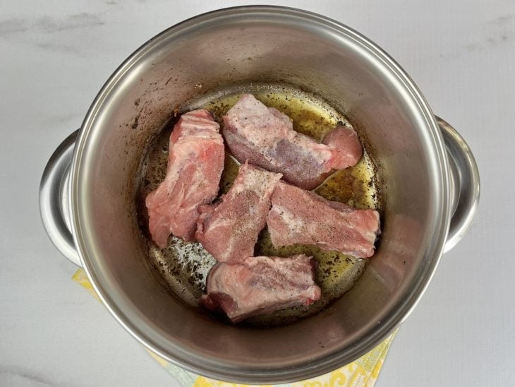 Uma panela com costelinha a dourar.