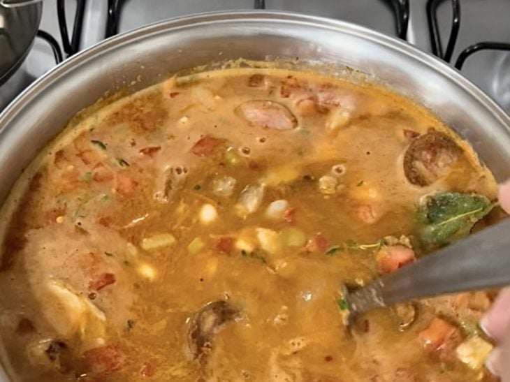 Uma panela com cassoulet ao fogo.