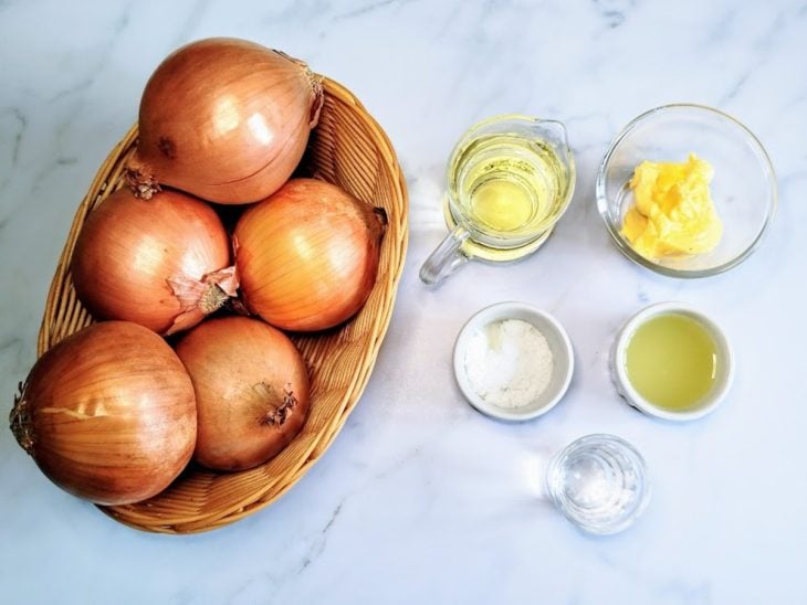 Uma bancada com os ingredientes separados.