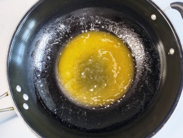 Uma frigideira com azeite e manteiga derretida.