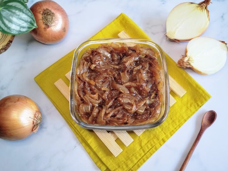 Um recipiente contendo cebola caramelizada.