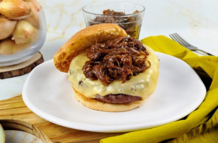 Cebola caramelizada para hambúrguer