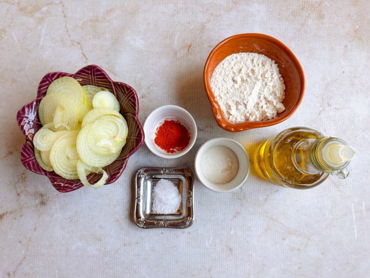 Ingredientes reunidos na bancada.