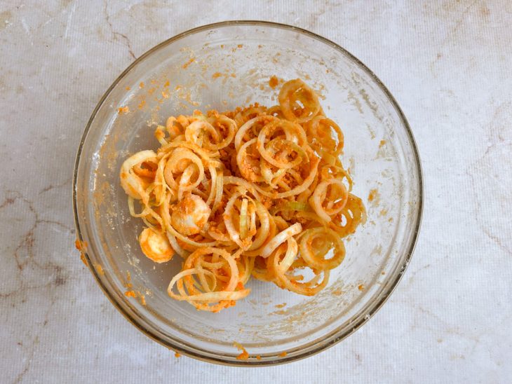 Farinha adicionada a cebola.