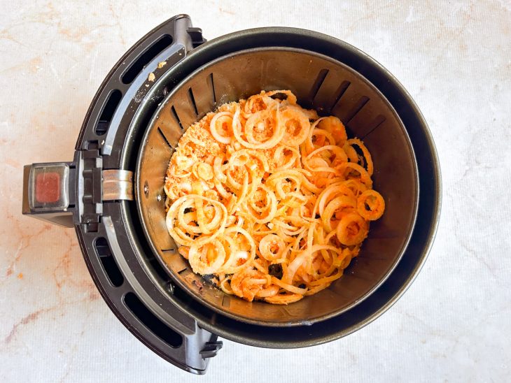 Cebolas transferidas para o cesto da airfryer.
