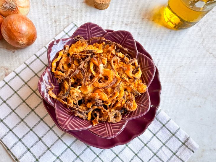 Cebola crispy pronta, servida em tigela.