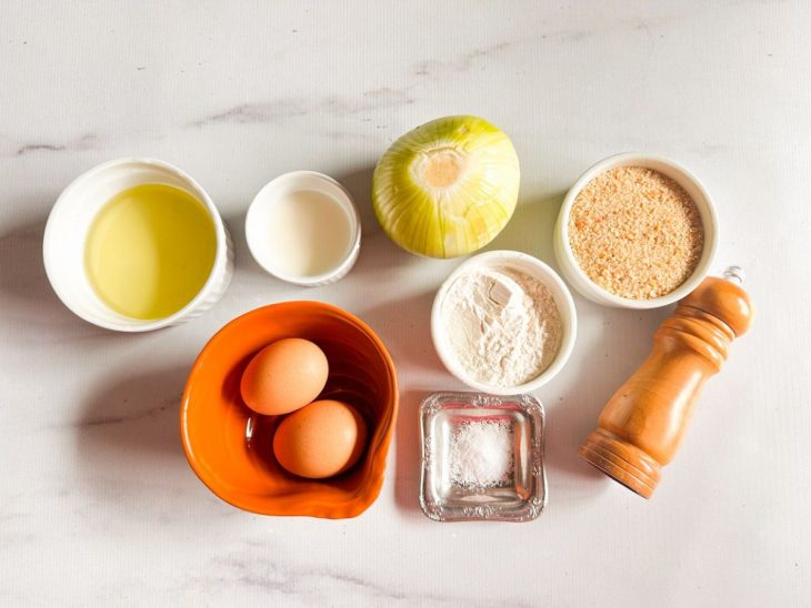 Ingredientes separados sobre a bancada.