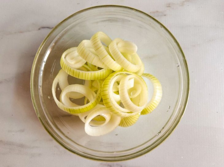 Cebolas cortadas em anéis grossos.