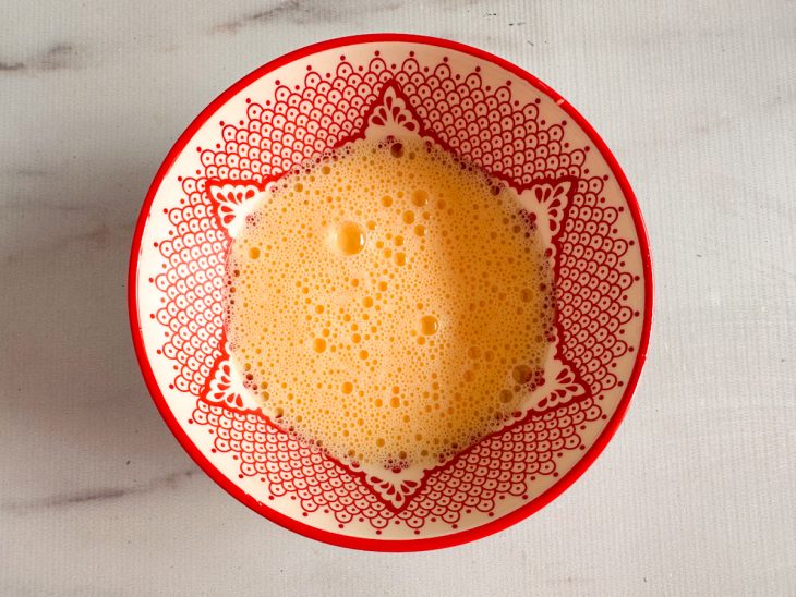 Mistura de ovos e leite.