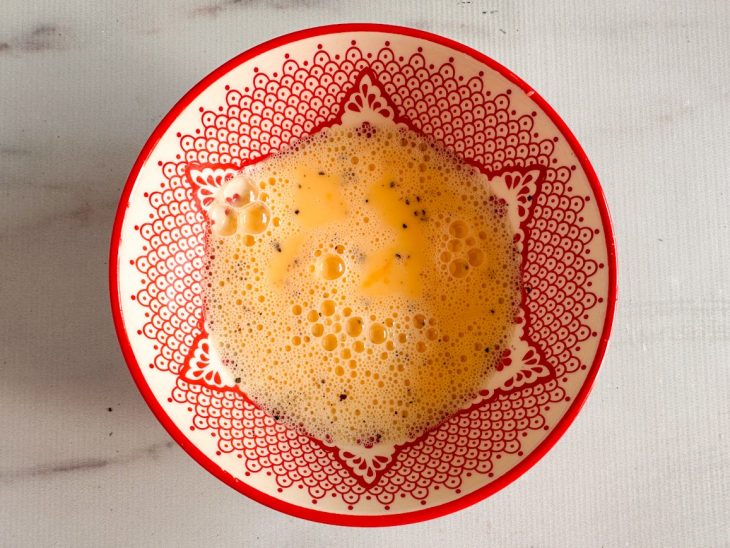 Mistura de ovos e leite com temperos.