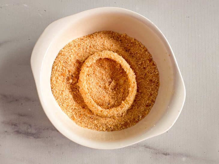 Anéis de cebola empanados na farinha de rosca.