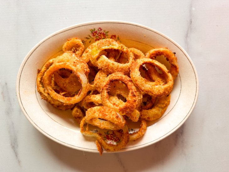 Anéis de cebola fritos.