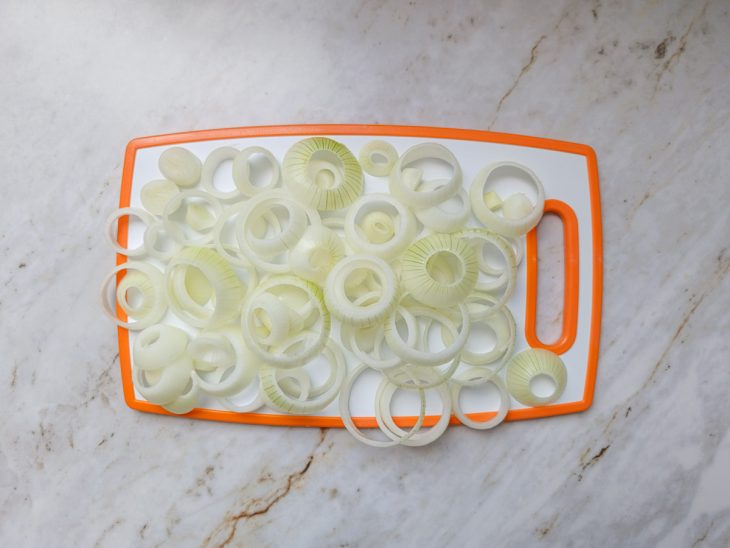 Cebolas cortadas em anéis.