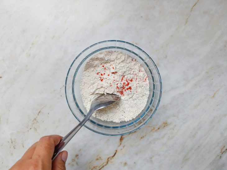 Farinha de trigo, sal, pimenta e páprica misturados.