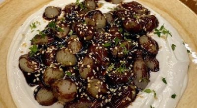 Cebolinhas com iogurte de alho