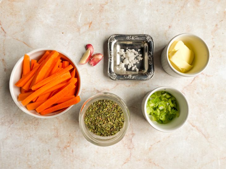 Ingredientes reunidos na bancada.