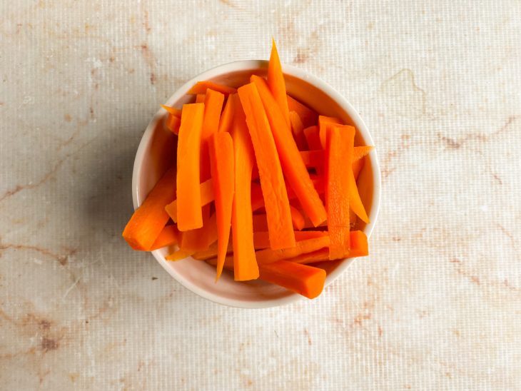 Cenouras já cozidas e reservadas.