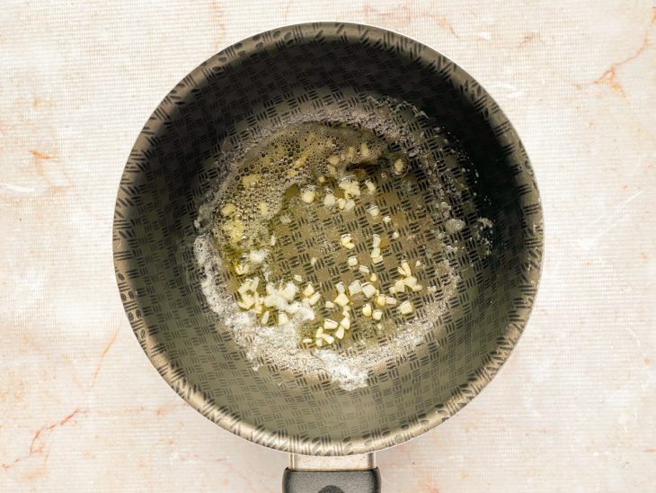 Na panela, a manteiga derretida.