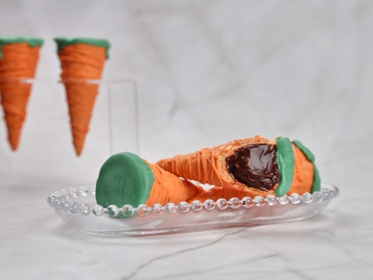 Um pratinho com cenourinha de cone recheado.