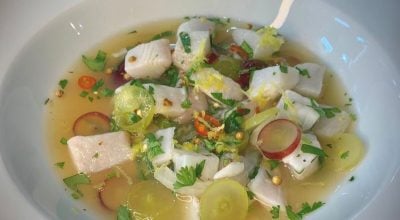 Ceviche de robalo com picles de uva