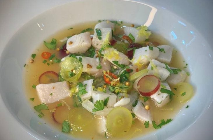 Ceviche de robalo com picles de uva