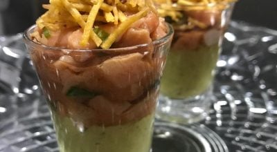 Ceviche de salmão com creme de abacate