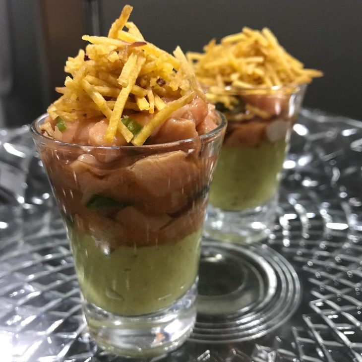 Ceviche de salmão com creme de abacate