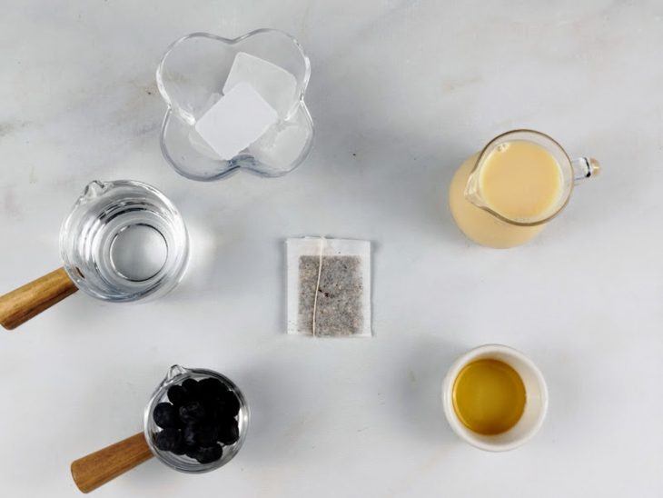 Ingredientes reunidos para o preparo da bebida.