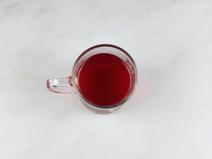 Chá infusionado na caneca.