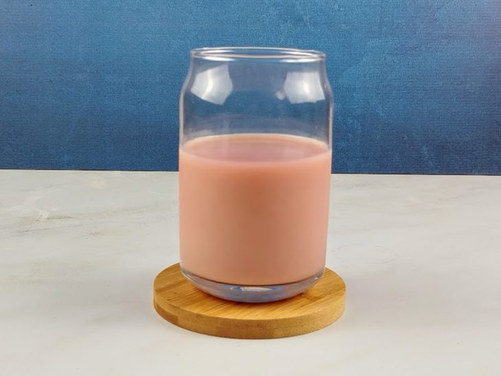 Ingredientes adicionados no copo de vidro.