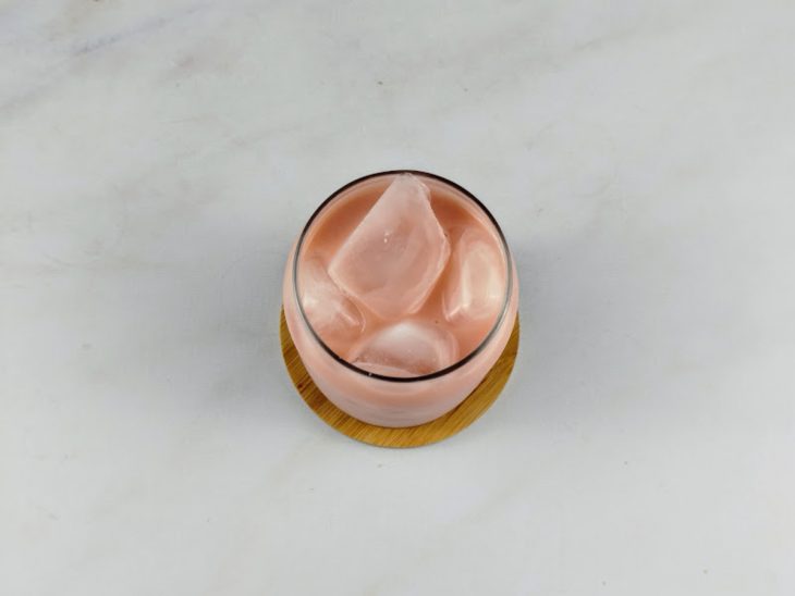 Gelo adicionado ao copo.