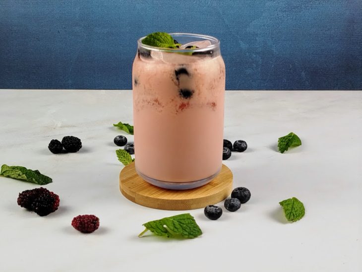 Chá de amora e baunilha com yakult pronto para consumo.