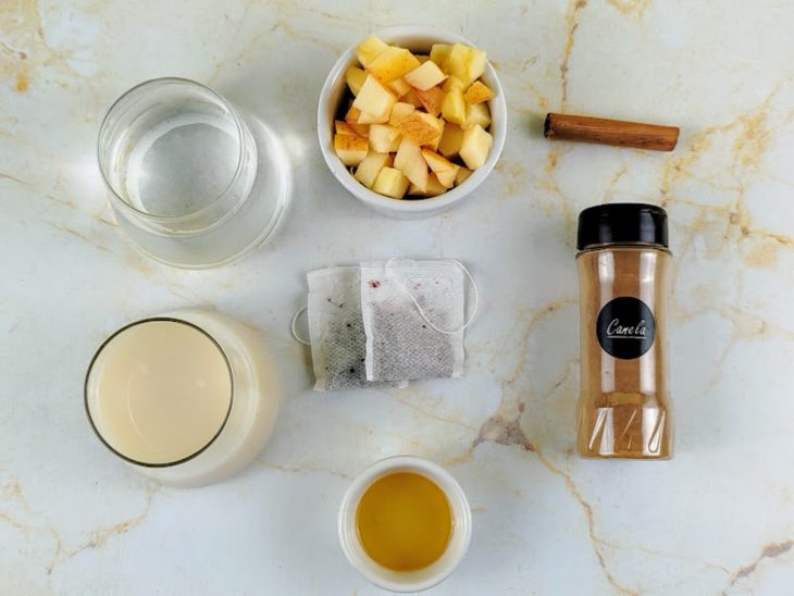 Ingredientes reunidos em uma bancada.