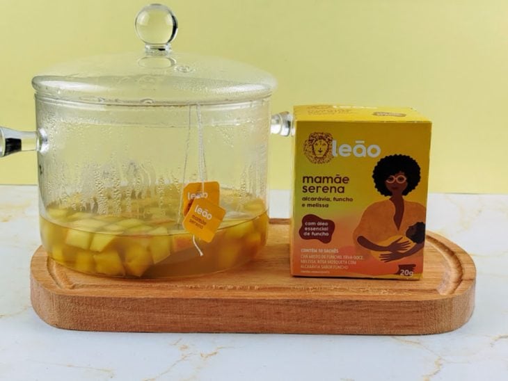 Sachês de chá, maçãs picadas e água em uma panela.
