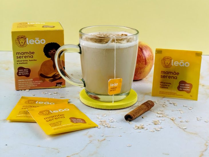 Chá de leite de aveia e maçã pronto para consumo em uma xícara de vidro.