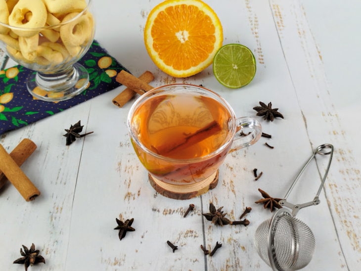 Xícara com chá de sol de outono.