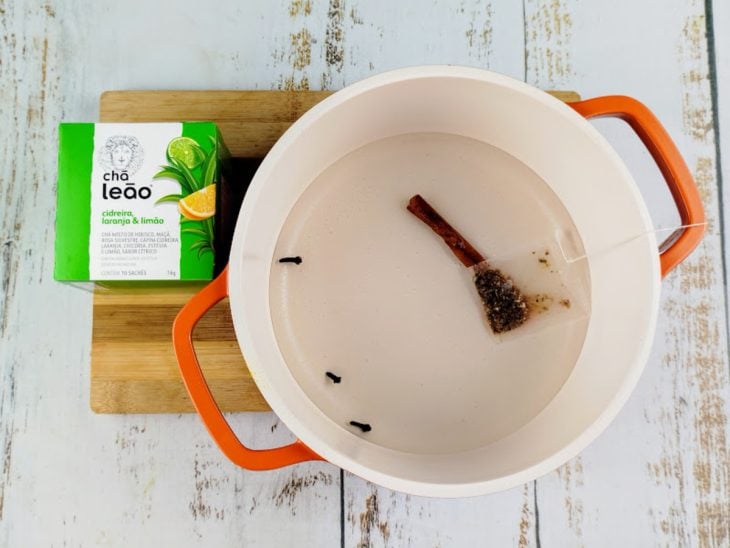 Panela com água, canela, cravo e sachê de chá.