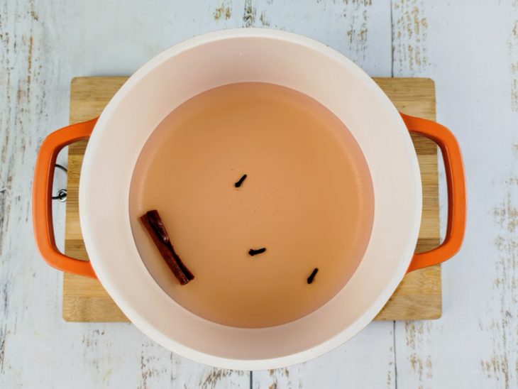 Panela com o chá diluído na mistura.